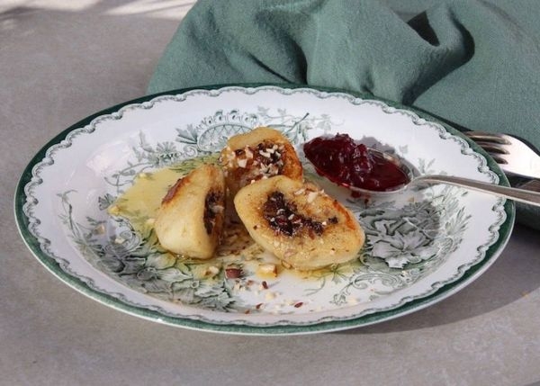 Stekta kroppkakor med svamp och hasselnötter