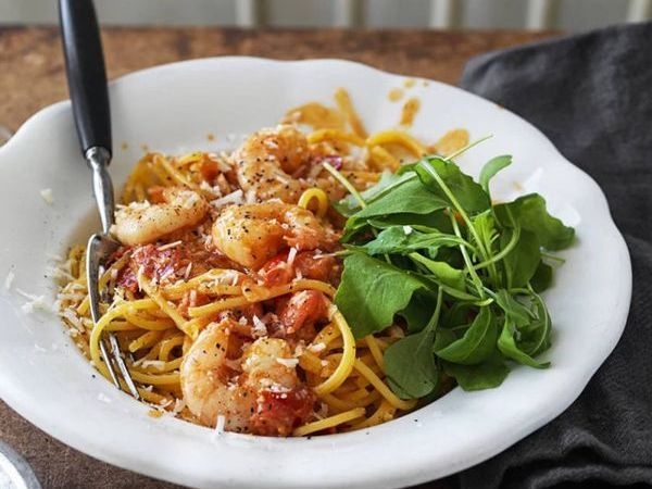 Pasta med räkor, chili och tomat