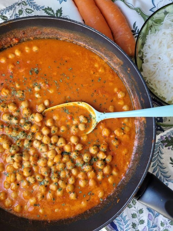 Kikärtsgryta med röd curry och kokosmjölk