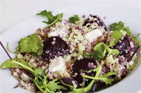 Rödbetssallad med hemgjord pesto och quinoa